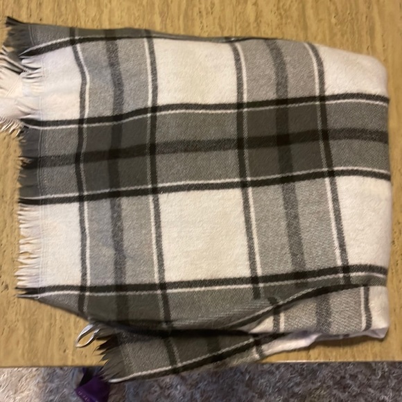 Knit plaid poncho - Picture 1 of 2